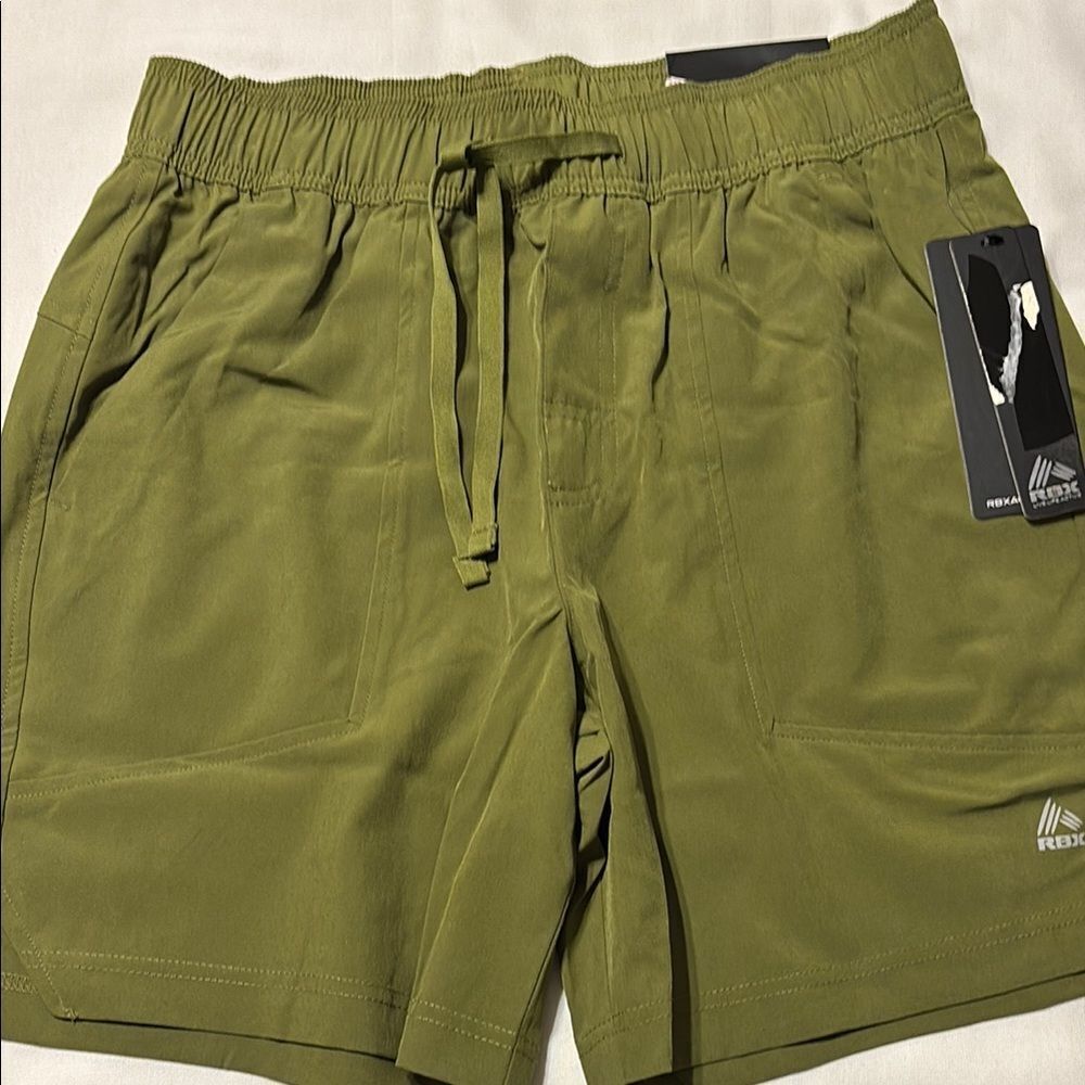 Men's Small Performance Training Shorts green NWT.  Faux zipper.  Pockets